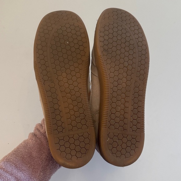 Dolce Vita Women’s Tan and White Sneakers - Picture 4 of 6